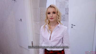 Tfajla żagħżugħa tal-kulleġġ tqarraq lill-għarus tagħha mal-ħabib tiegħu | POV u cum ġewwa pussy tagħha!