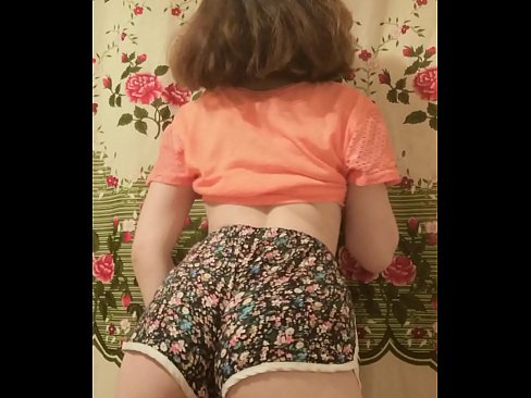 ❤️ Babe żagħżugħa sexy tqaxxir ix-xorts tagħha fuq il-kamera ❤ Sess lilna ️❤